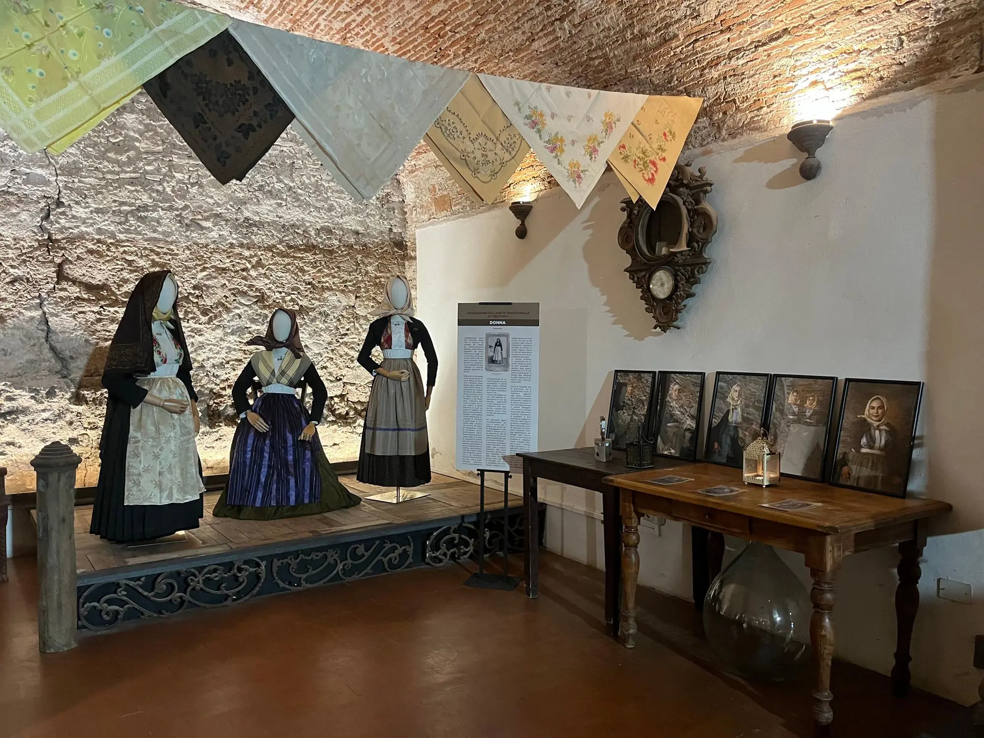 Antichi abiti campidanesi che hanno fatto da cornice alle foto (foto V. Pinna)