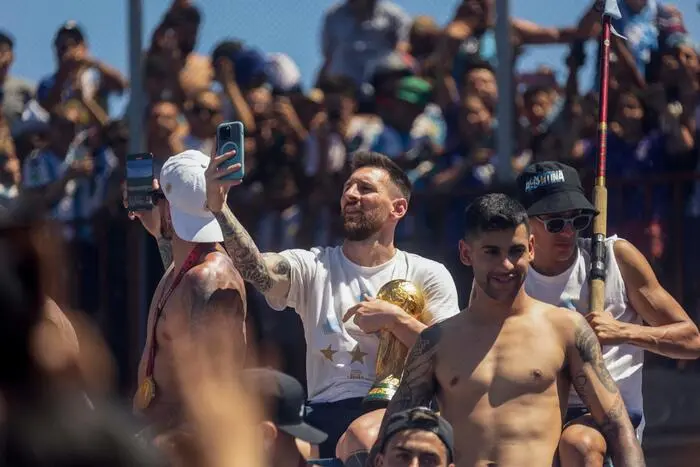 Leo Messi sul pullman scoperto (Ansa)