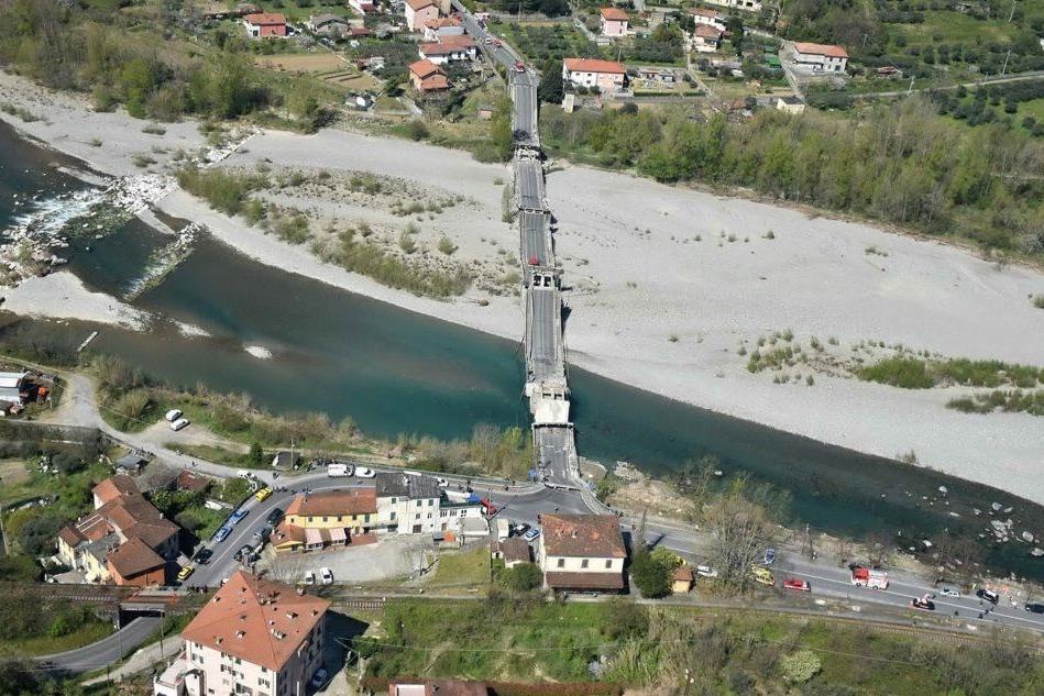 Crolla un ponte tra Liguria e Toscana, 2 mezzi coinvolti