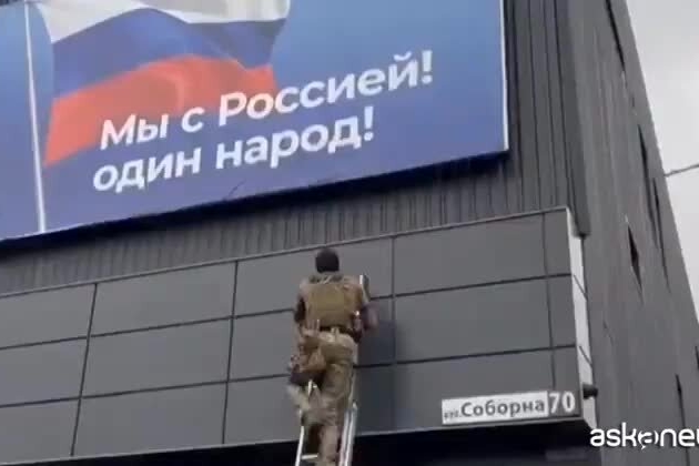 Ucraina, si rimuovono i manifesti russi vicino al confine