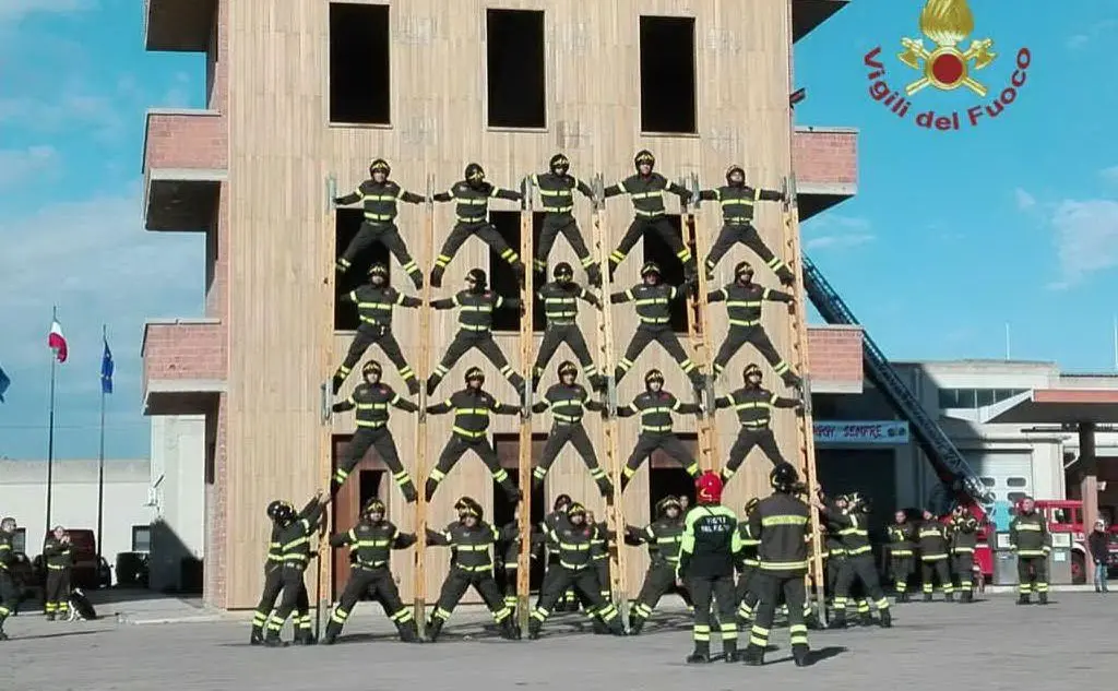 I vigili del fuoco hanno celebrato la loro patrona davanti alla caserma di viale Marconi, a Cagliari