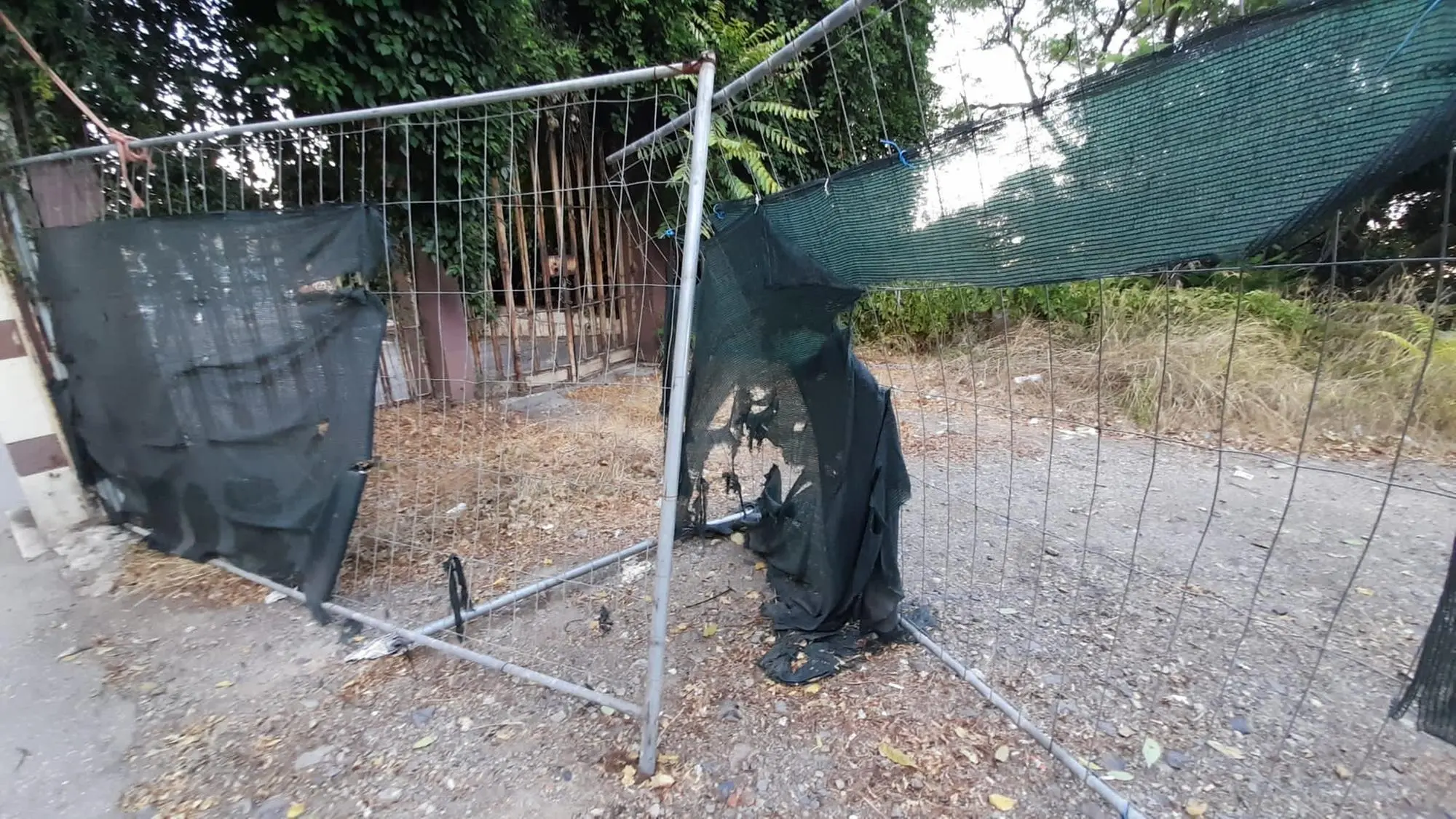 Il varco nella recinzione