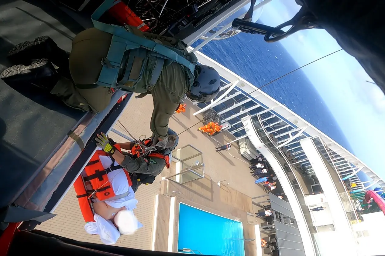 L'intervento a bordo (foto Guardia Costiera)