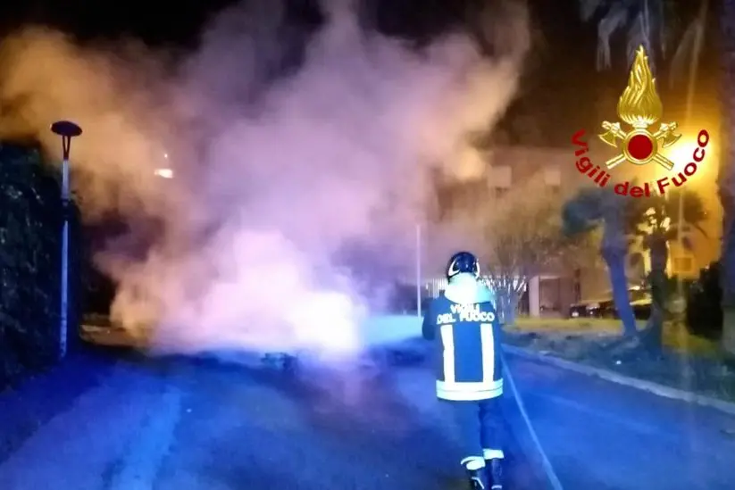 Incendio a Cagliari (foto Vigili del fuoco)