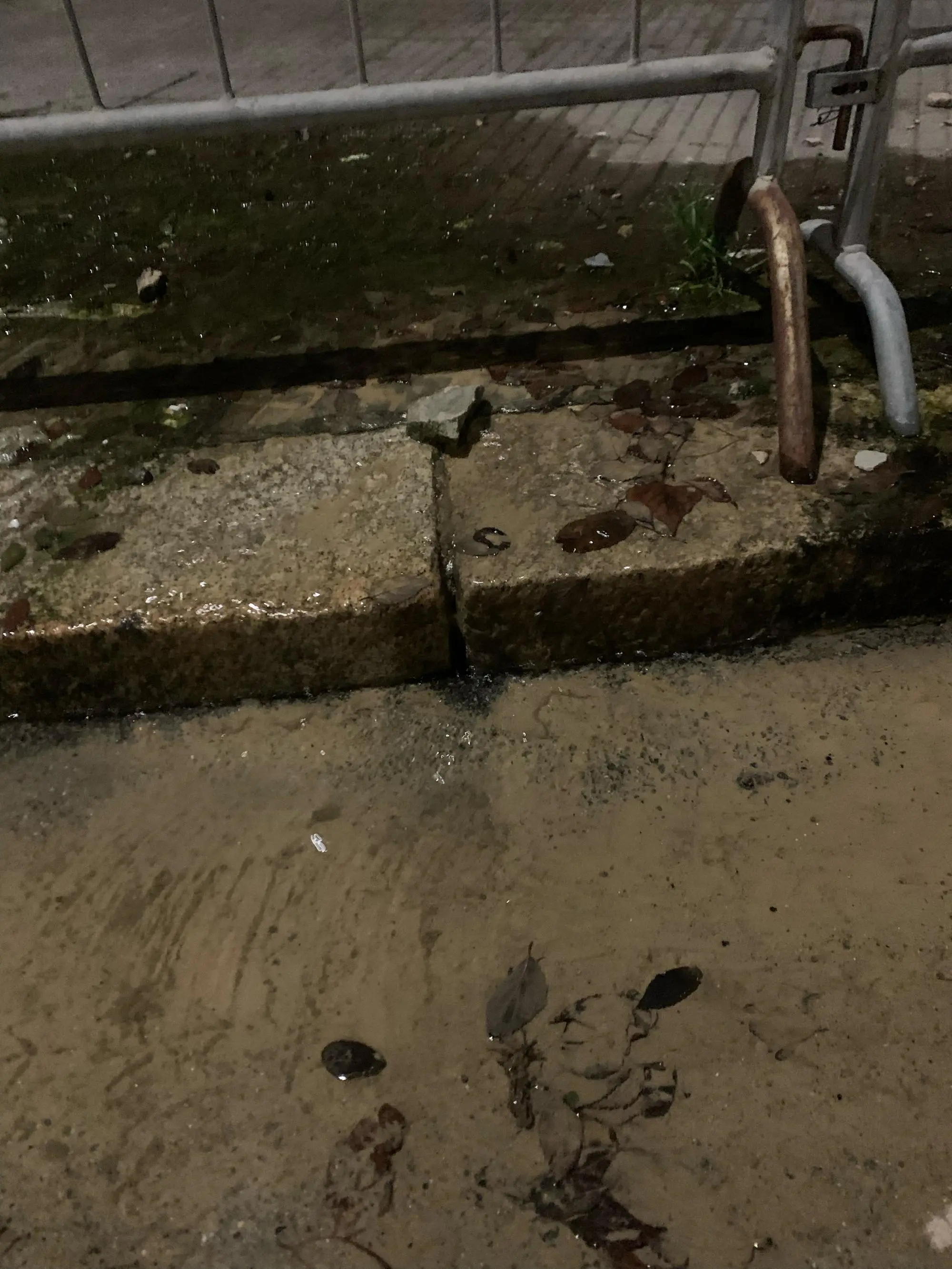 La perdita d'acqua in via Flavio Gioia