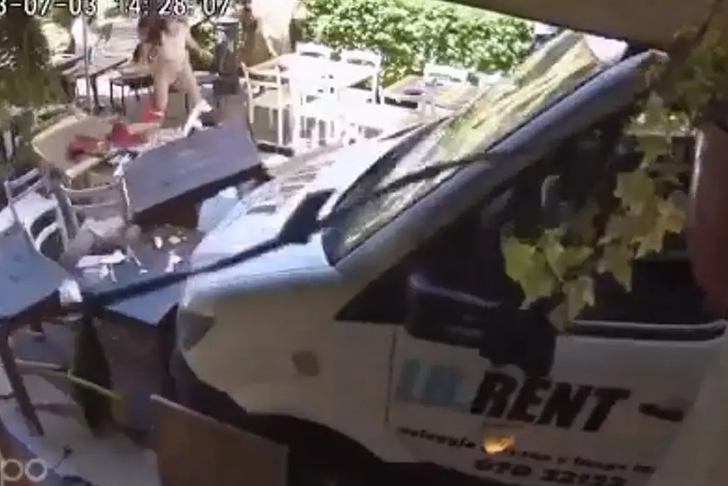 Un frame del video dello schianto del camion sui tavolini, in corso Vittorio Emanuele (L'Unione Sarda)