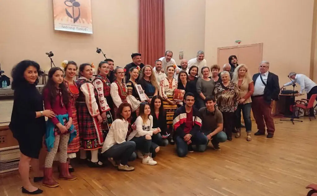 Foto di gruppo dopo lo spettacolo su Gramsci (foto Circolo Sardica - Sofia)