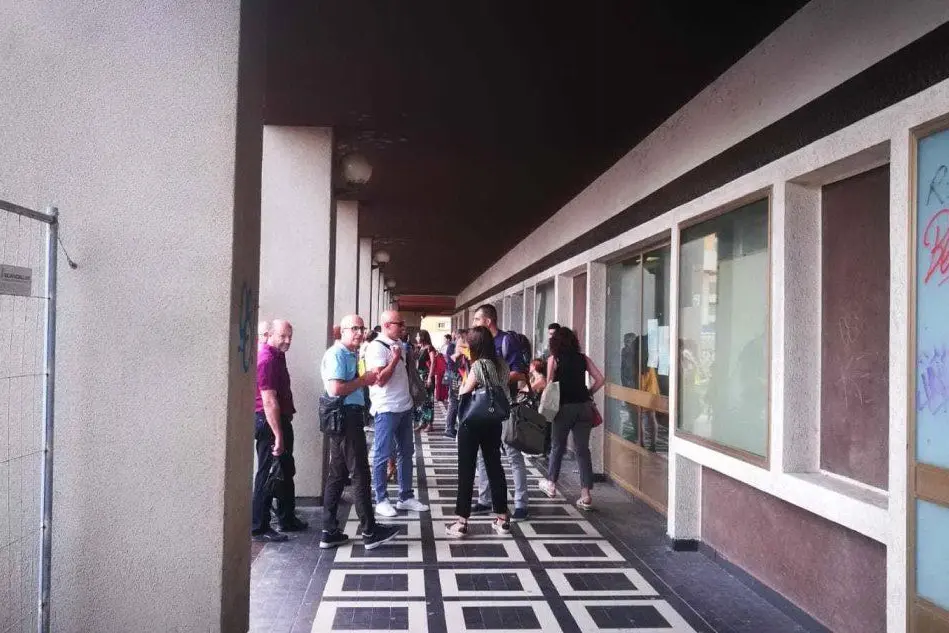 Porte chiuse e dipendenti fuori dagli uffici (foto L'Unione Sarda - Sanna)