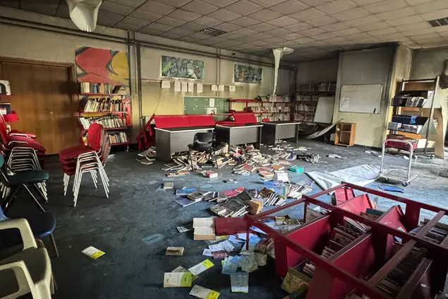 Il Centro di quartiere StraKrash dopo gli atti vandalici e l'incendio doloso