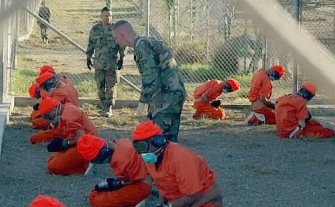 Detenuti con le classiche tute arancioni