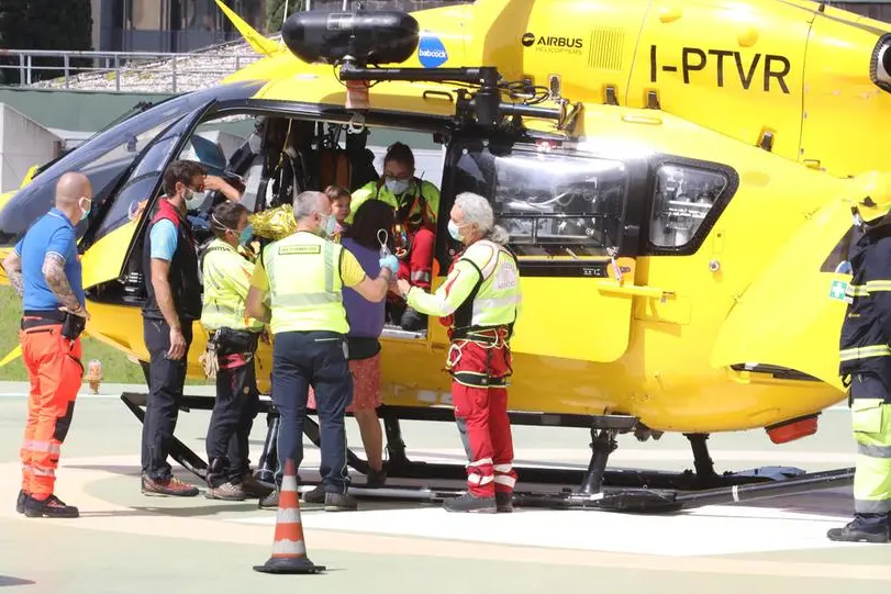 Bambino e mamma arrivano all’eliporto dell’ospedale di Careggi per essere trasferiti all’ospedale pediatrico Meyer