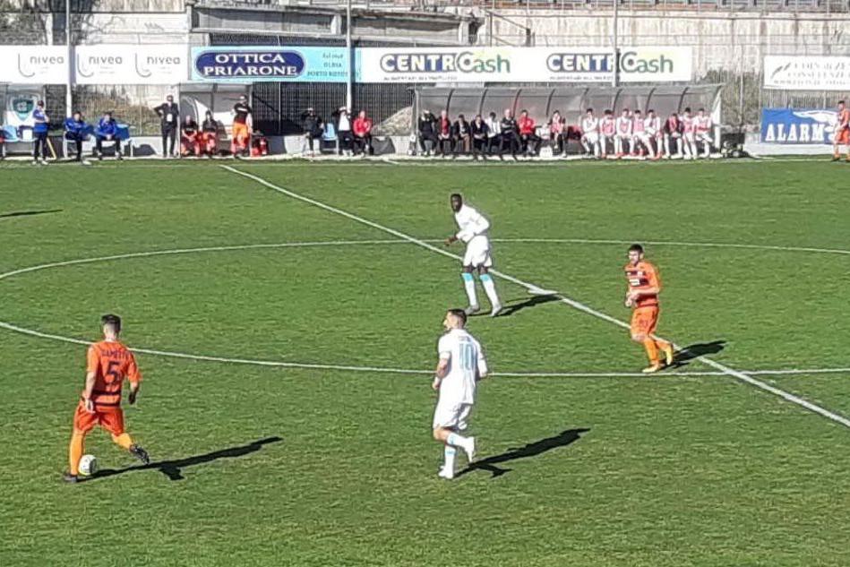 L'Olbia contro la Pistoiese nell'ultima partita giocata (L'Unione Sarda - foto Giagnoni)