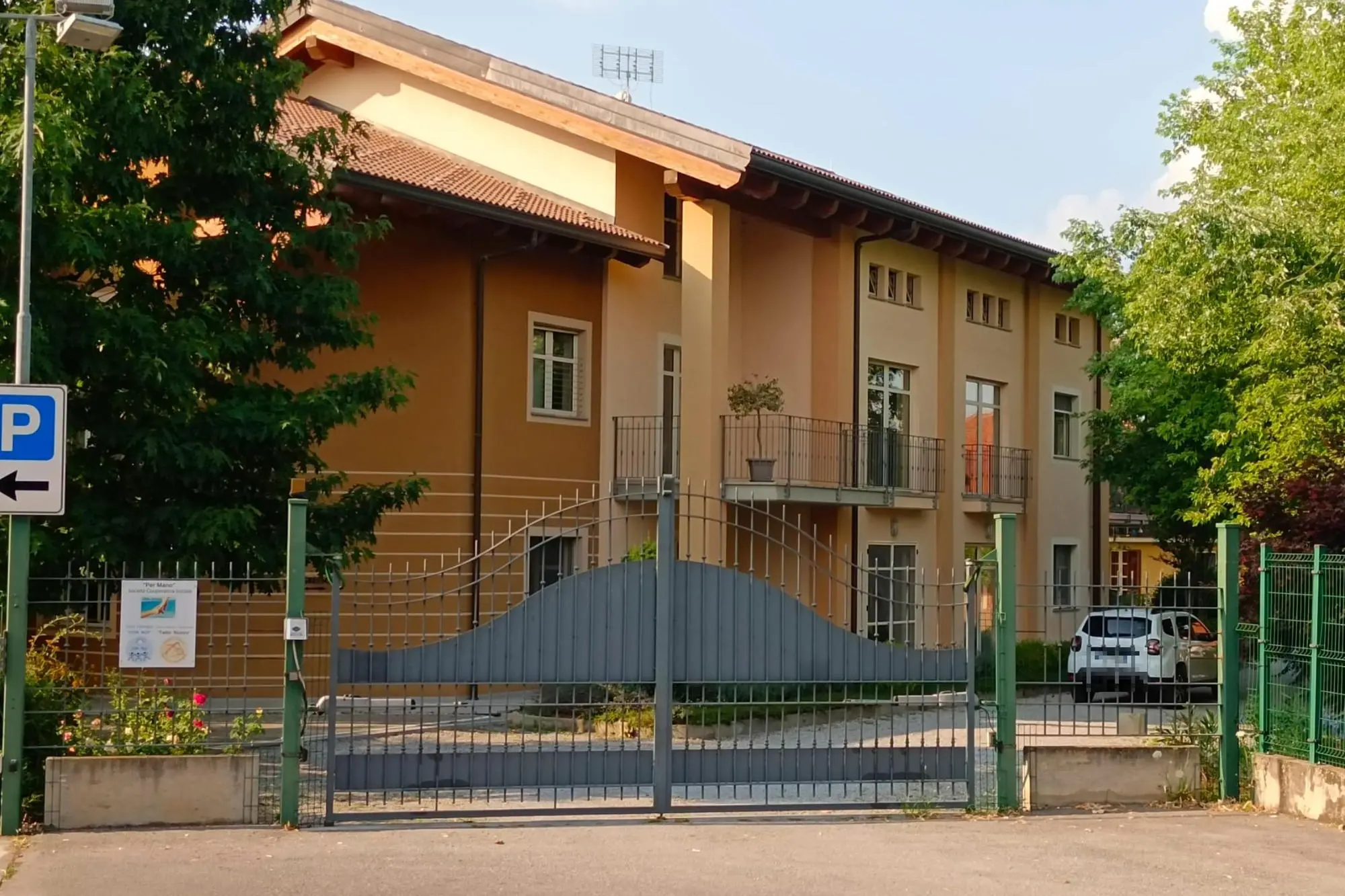 Una veduta esterna della cooperativa "Per Mano" di Cuneo, in una immagine di archivio (Ansa)