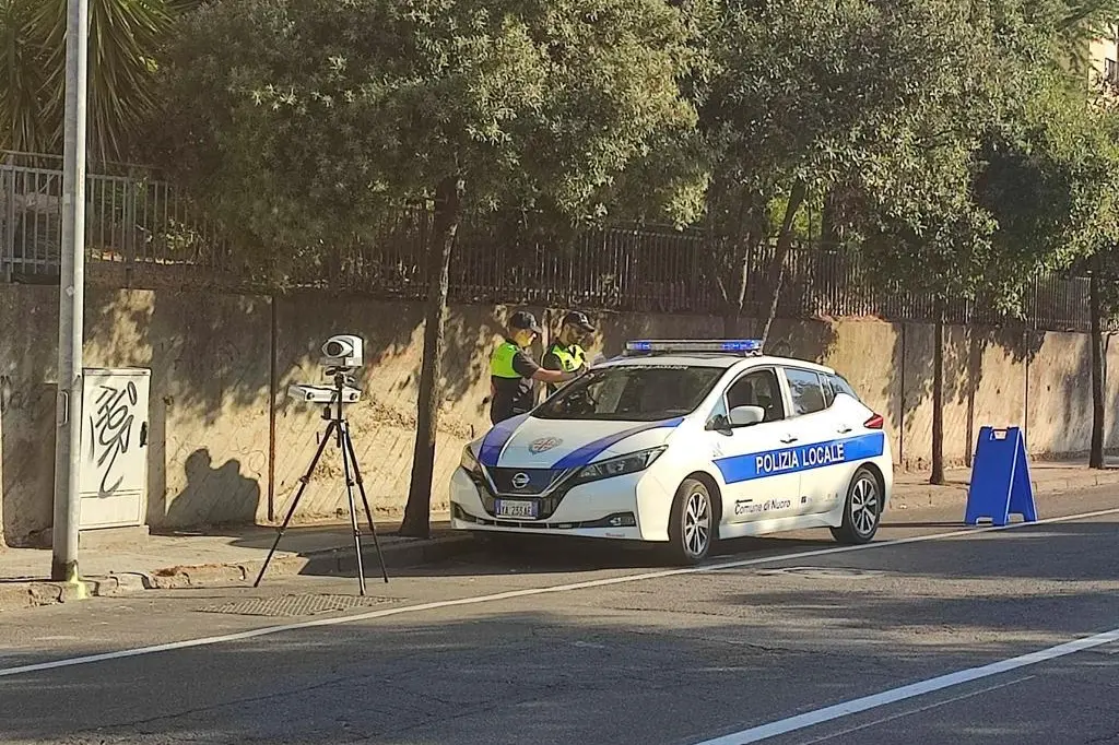 Una pattuglia della stradale con autovelox (foto Ledda)