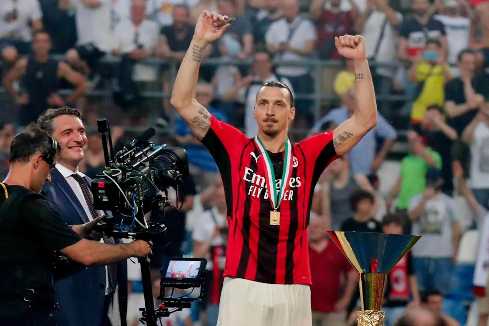 Milan's Zlatan Ibrahimovic celebrates after winning the Scudetto trophy at the end of the Italian Serie A soccer match US Sassuolo vs AC Milan at Mapei Stadium in Reggio Emilia, Italy, 22 May 2022. ANSA / SERENA CAMPANINI