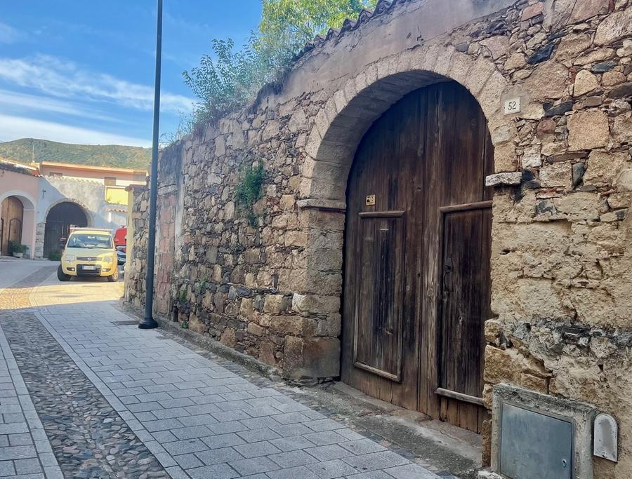 Turisti in tour tra gli antichi portali del centro