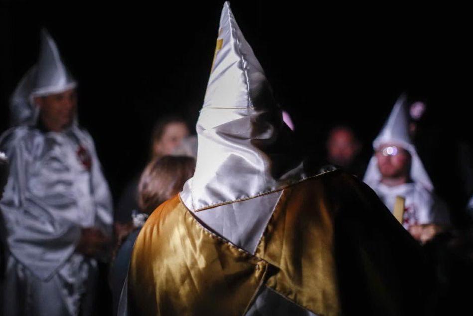 Si travestono da affiliati al Ku Klux Klan alla festa di Carnevale, indagati