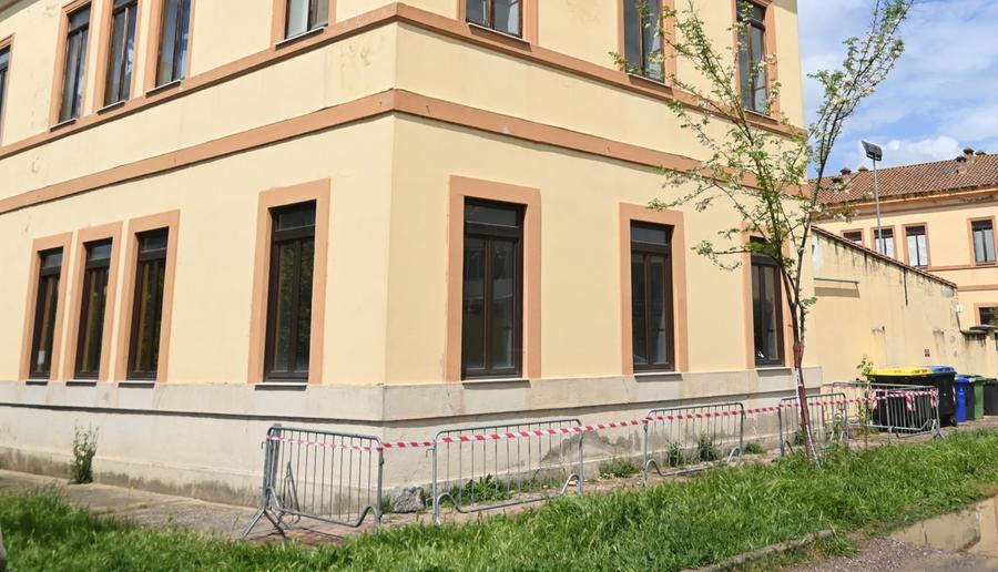Scuola primaria, cadono calcinacci dal cornicione