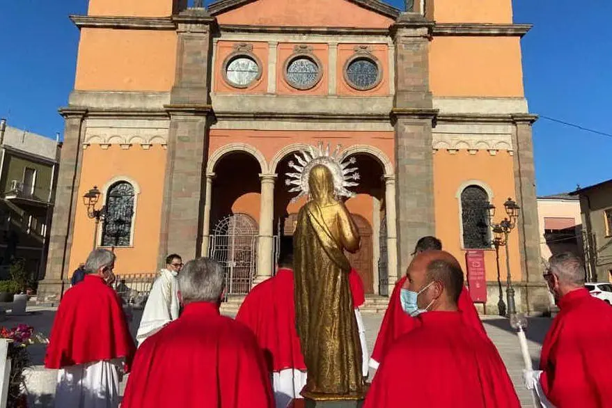 La confraternita di Santa Croce accoglie Nostra Signora di Castro (foto L'Unione Sarda - Tellini)