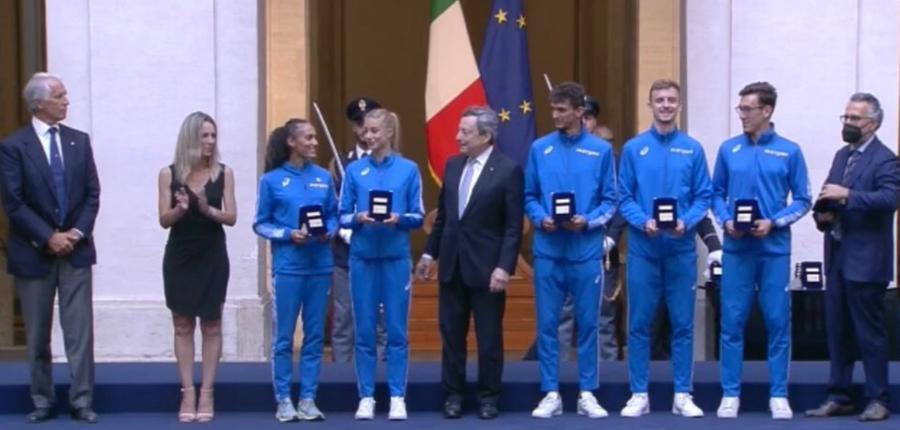 Gli atleti a Palazzo Chigi (Dalia Kaddari è la prima ragazza in divisa a sinistra, foto Twitter)