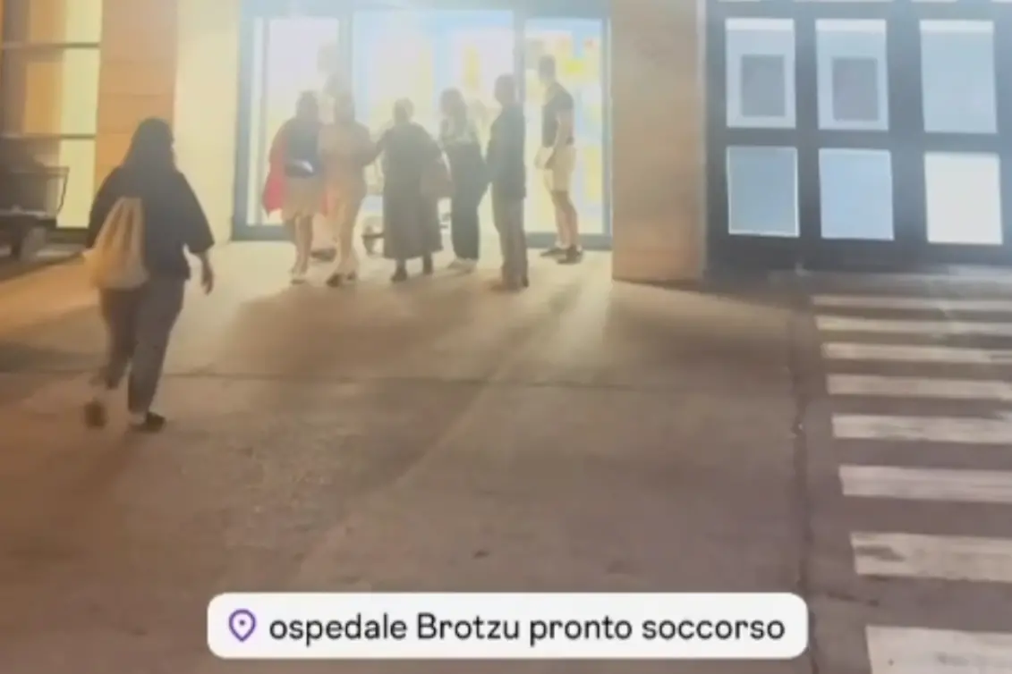 L'evacuazione dei pazienti dal Brotzu dopo l'incendio