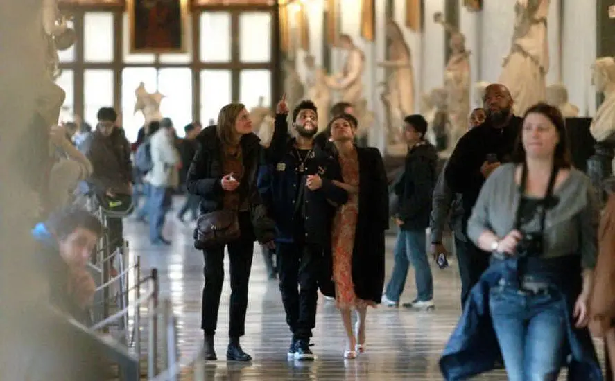 Selena Gomez visita la Galleria degli Uffizi con il compagno Abel Tesfaye