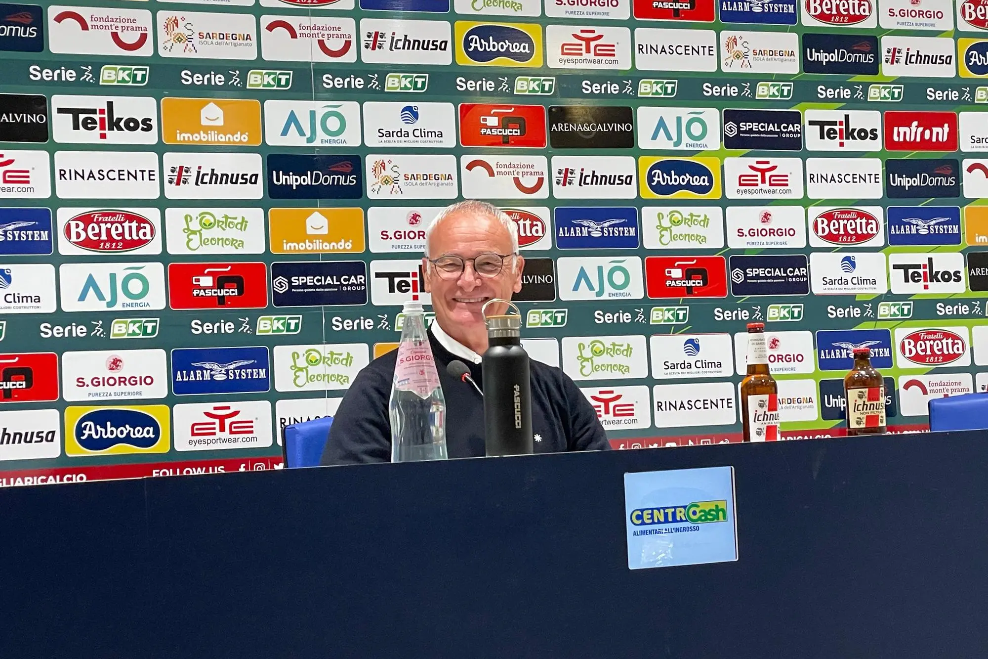 Il sorriso di Claudio Ranieri in conferenza stampa dopo Cagliari-Parma (foto Spignesi)