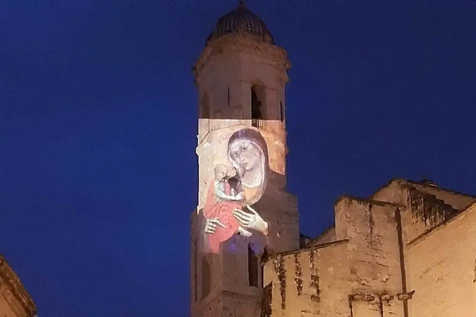 L'immagine del quadro della Madonna del Bosco proiettata sul campanile del Duomo di Sassari (L'Unione Sarda - Tellini)