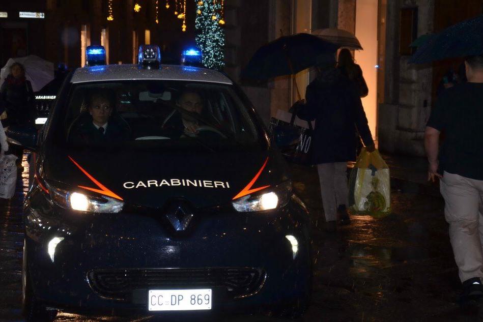 Cagliari, fermata per un controllo viene sorpresa con due coltelli