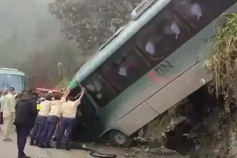 L'autobus precipitato (foto da frame video X)