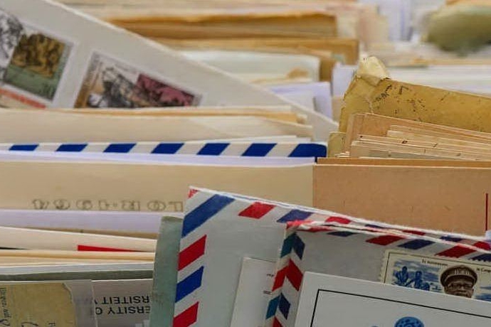 Il postino nasconde un migliaio di lettere in un sottoscala: denunciato