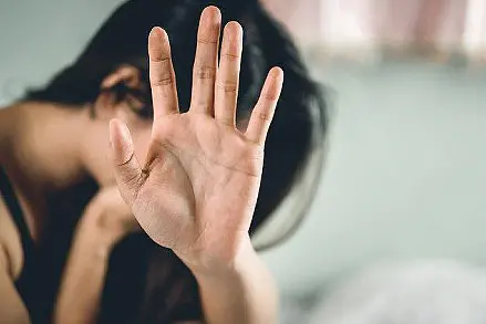 Un’immagine simbolo di violenza sulle donne (Foto archivio L'Unione Sarda)