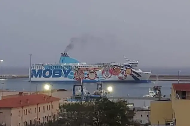 La Moby Aki in arrivo a Porto Torres (foto Pala)