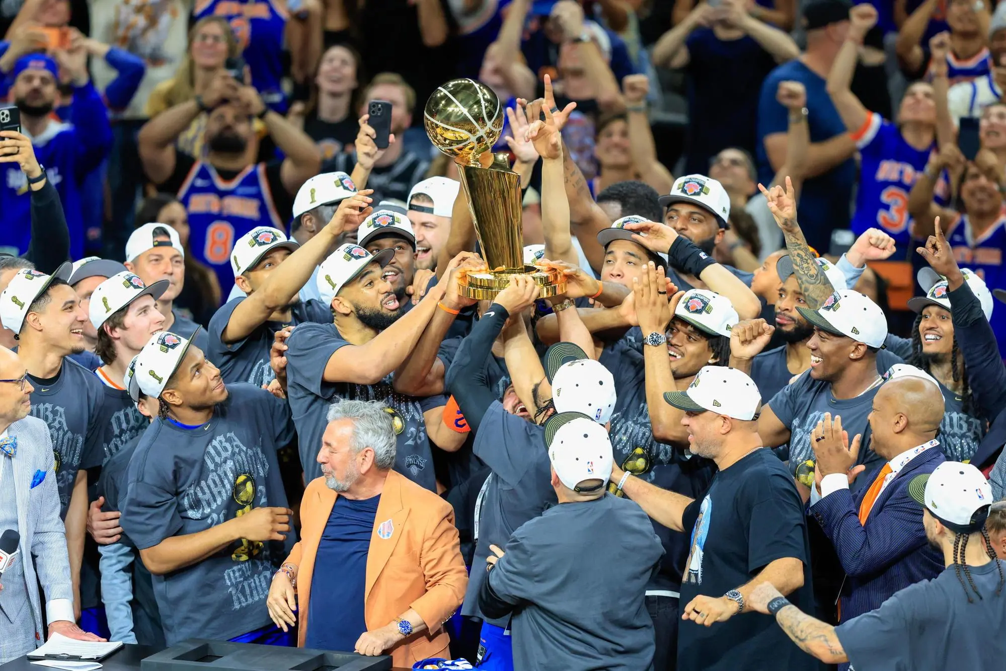 La festa dei New York Knicks per il titolo Nba conquistato contro i San Antonio Spurs (Epa)