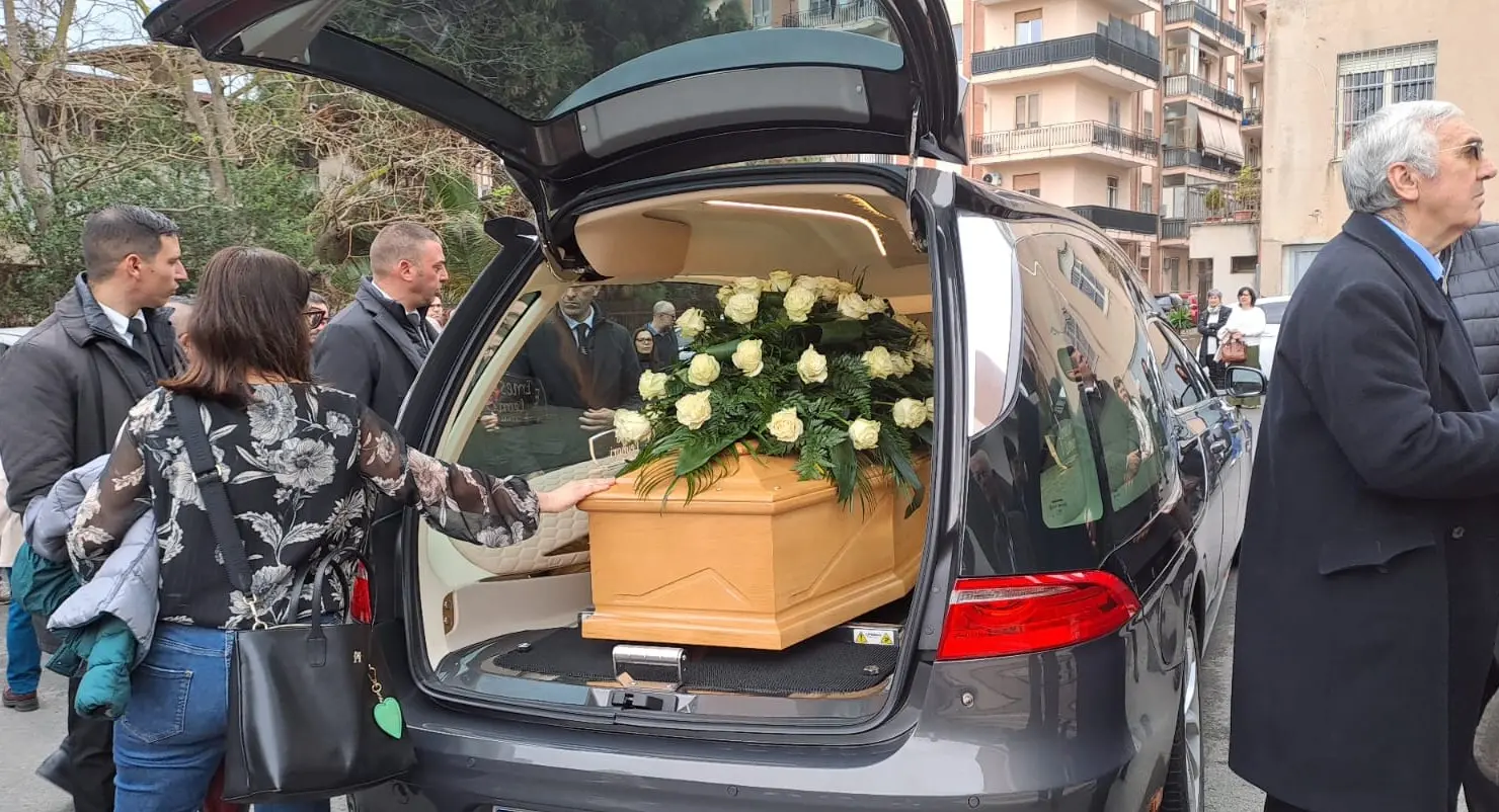 L'ultimo saluto a Salvatore Pisu, nei funerali a Cagliari (foto Lapenna)