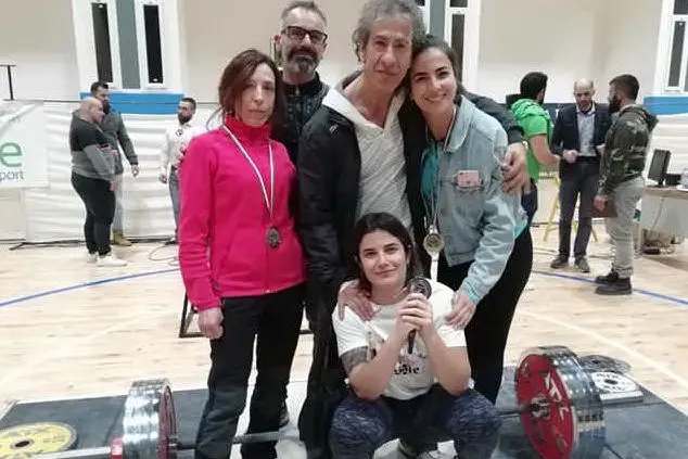 Le atlete del Body club con gli insegnanti (foto L'Unione Sarda - Serreli)