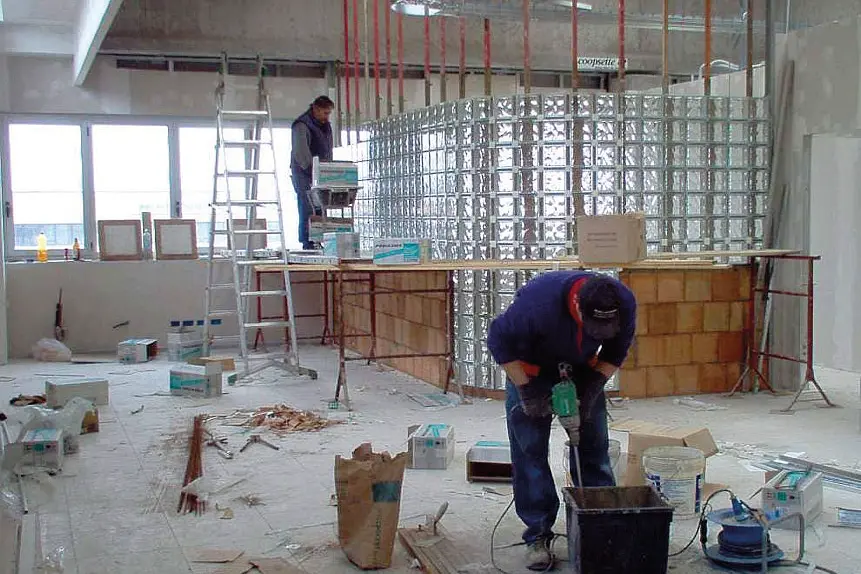 Due operai al lavoro in un cantiere