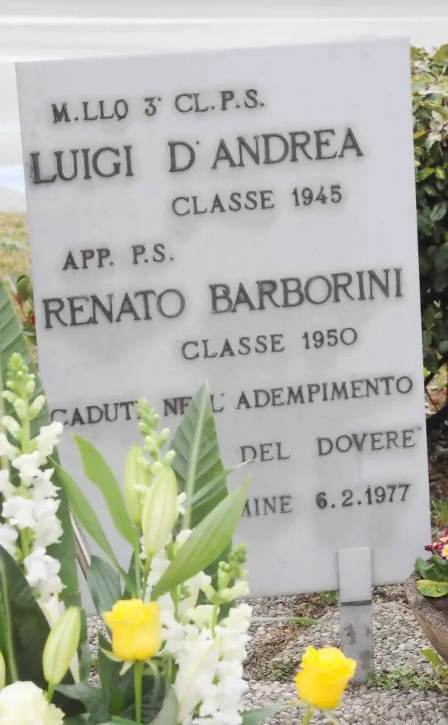Una lapide in memoria degli agenti uccisi, Luigi D'Andrea e Renato Barborini