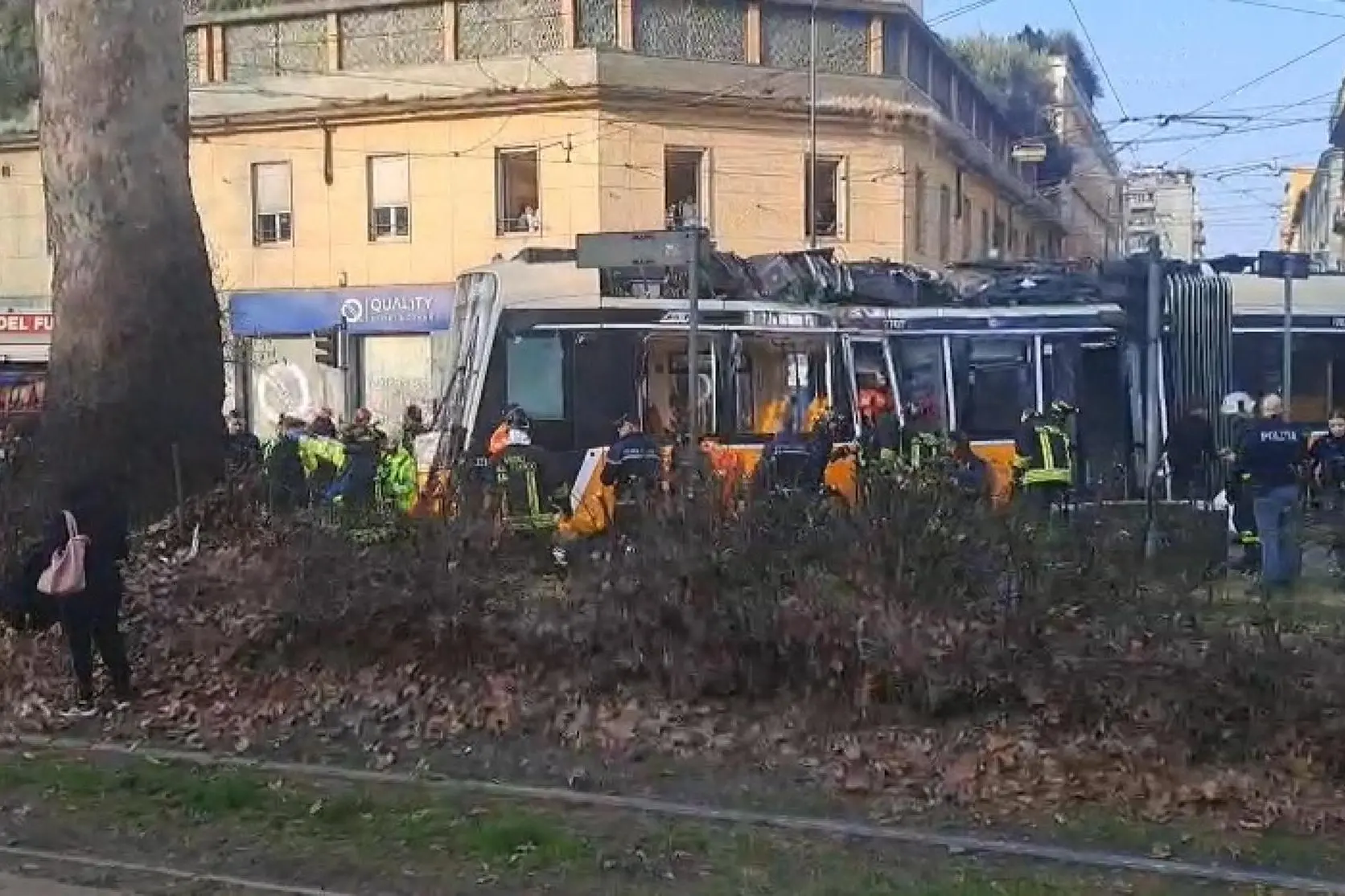 Tram deragliato a Milano (foto via Ansa)
