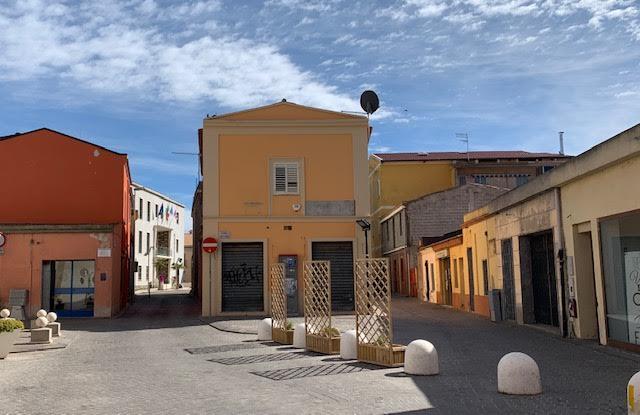 Cabras, centro storico pedonale la sera