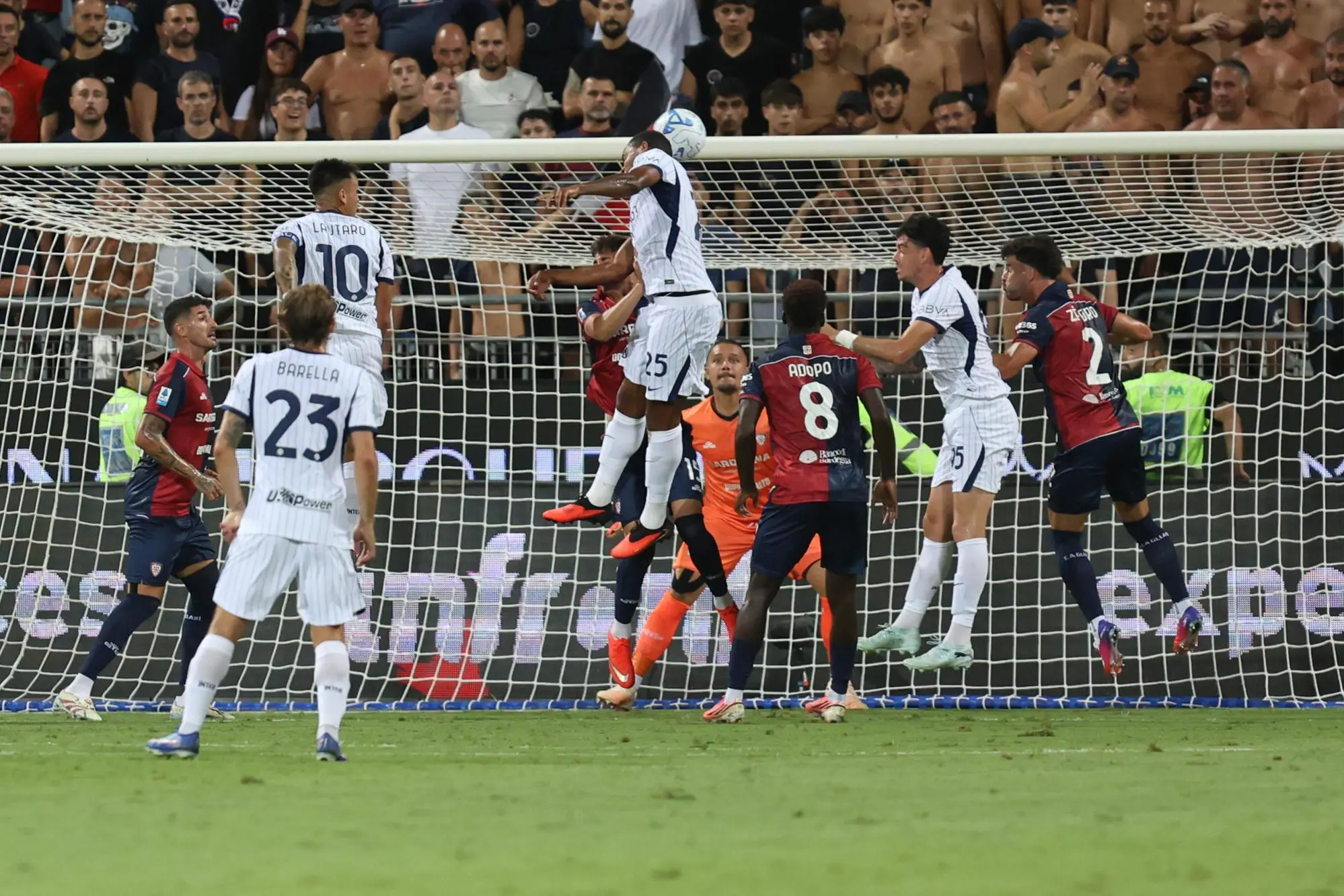 Un colpo di testa di Manuel Akanji nel primo tempo di Cagliari-Inter (foto Ansa)