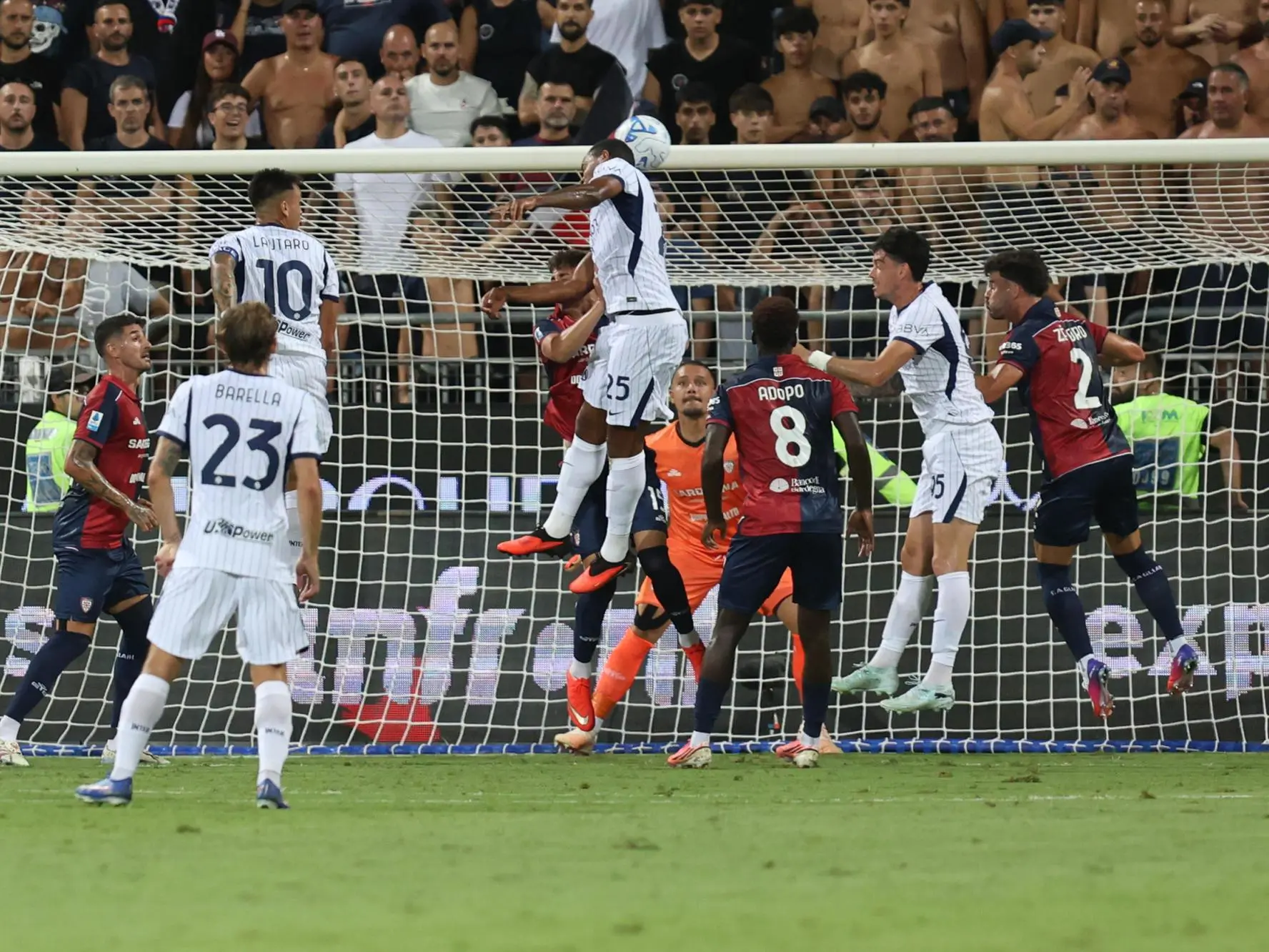 Un colpo di testa di Manuel Akanji nel primo tempo di Cagliari-Inter (foto Ansa)