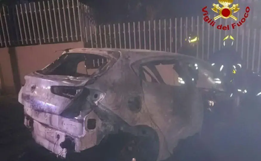 Due auto sono state distrutte dalle fiamme