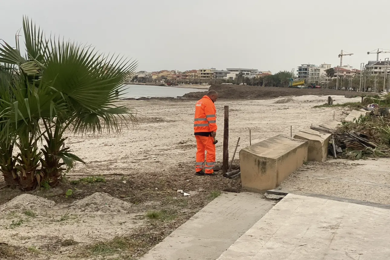 Operaio al lavoro sul lungomare