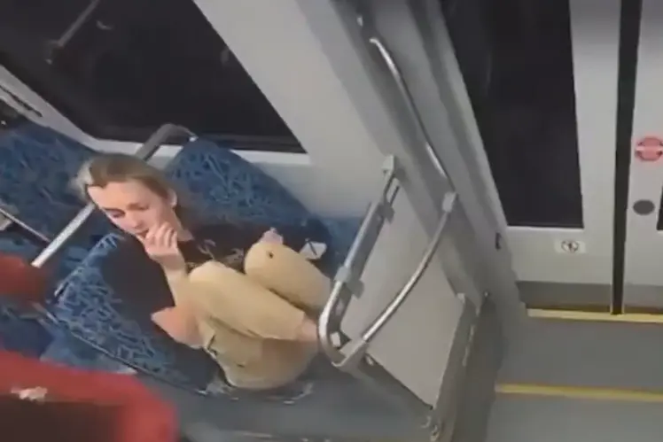 Un fotogramma del video in cui viene ripresa la reazione di Iryna Zarutska dopo l'accoltellamento. La 23enne ucraina è morta qualche istante più tardi