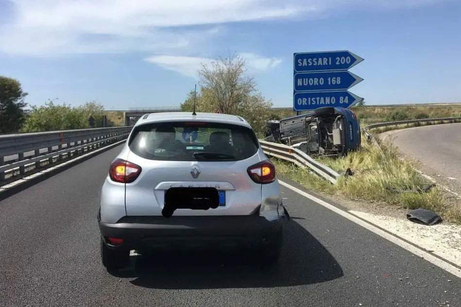 La Renault coinvolta nell'incidente (foto L'Unione Sarda - Ena)