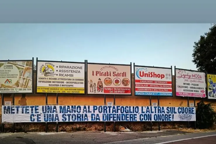Lo striscione apparso allo stadio. (Foto Scano)