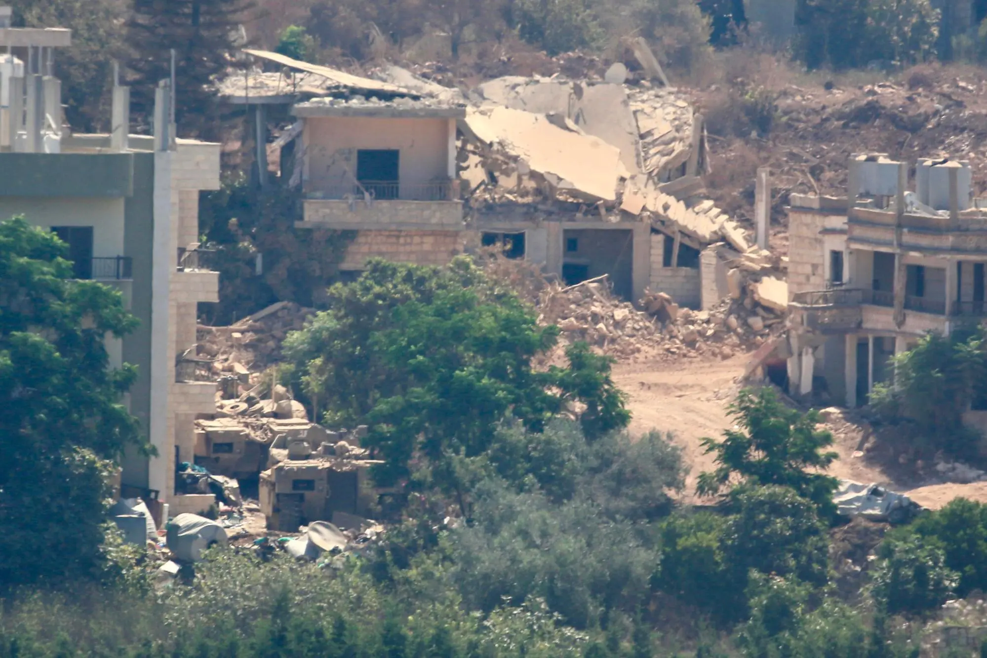 L'esercito israeliano bombarda il sud del Libano, sospesi i colloqui a Roma epa13151793 Damaged buildings in Zawtar al Sharqiyah as seen from Zawtar al Gharbiya, southern Lebanon, 05 August 2026. Zawtar al-Gharbiya is among the designated pilot zones under the ceasefire agreement between Lebanon and Israel, from which Israeli forces have withdrawn. EPA/STRINGER