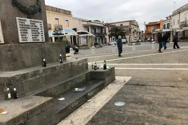 Bottiglie dopo la movida nella piazza di Chiesa (Foto Sirigu)