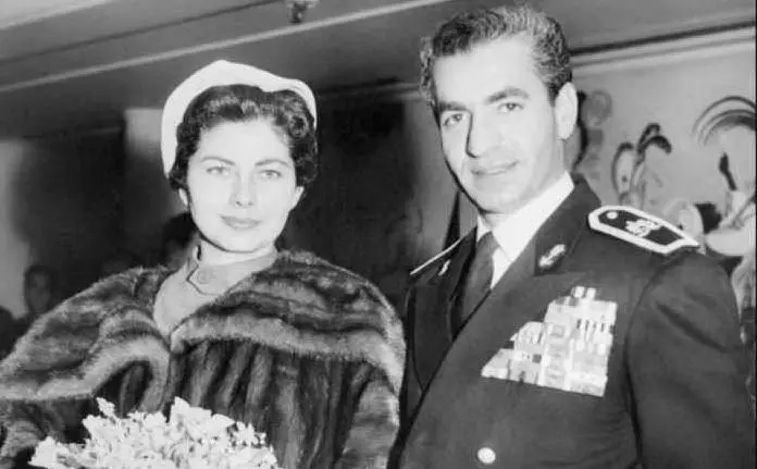 L'ultimo scià di Persia Reza Pahlavi con la prima moglie Soraya (Ansa)